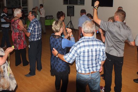 ‘n Vreugdevolle oomblik van voorspoed-toewensinge om 24:00 op Oujaarsaand in die Birkenhead Boothengelklub se saal.